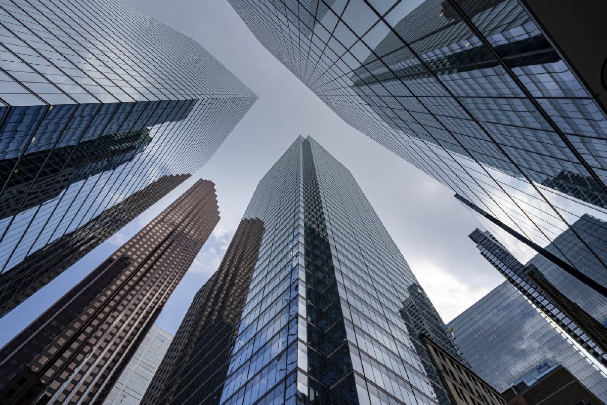 Edificios corporativos vistos desde abajo