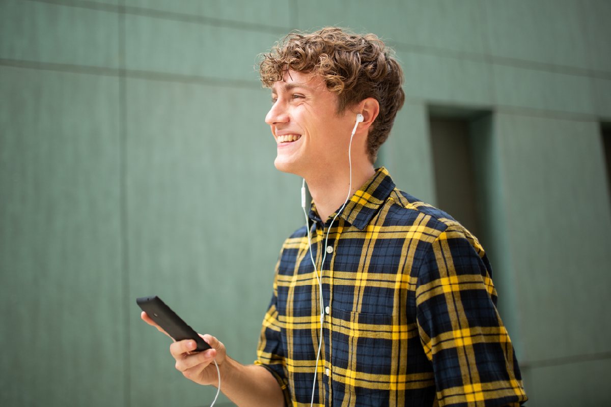 Joven caminando con auriculares
